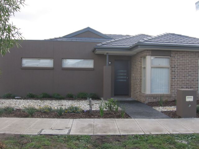 IDEAL FAMILY HOME CLOSE TO AURORA VILLAGE