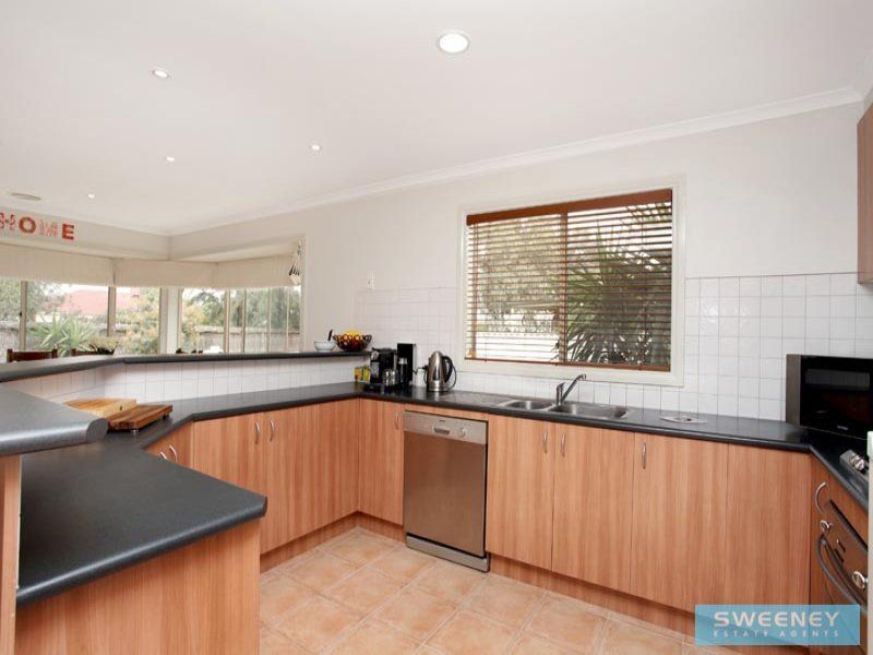 18 Broadhurst Way, Caroline Springs - Thumbnail 3