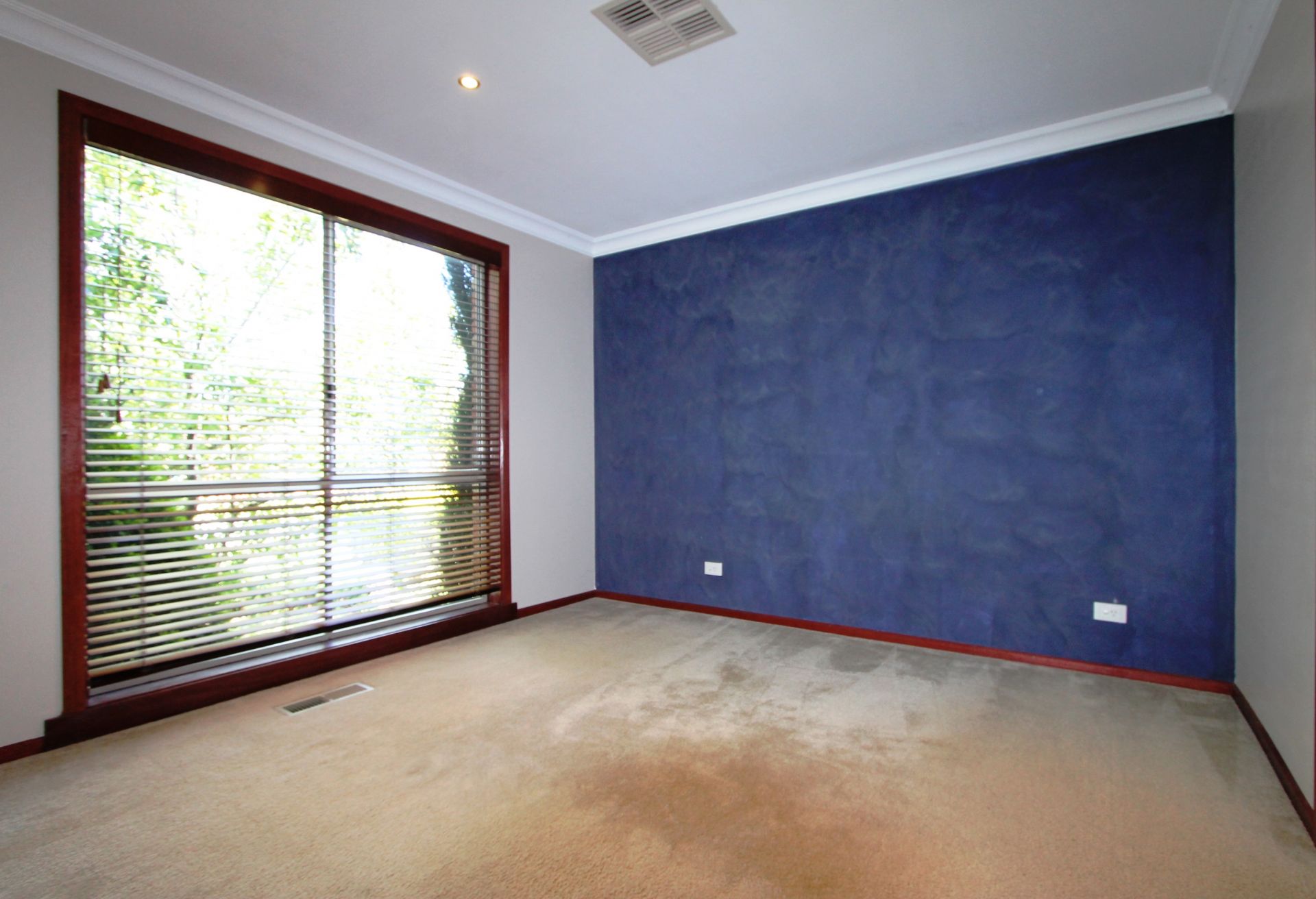 WARM & INVITING FAMILY HOME !!!