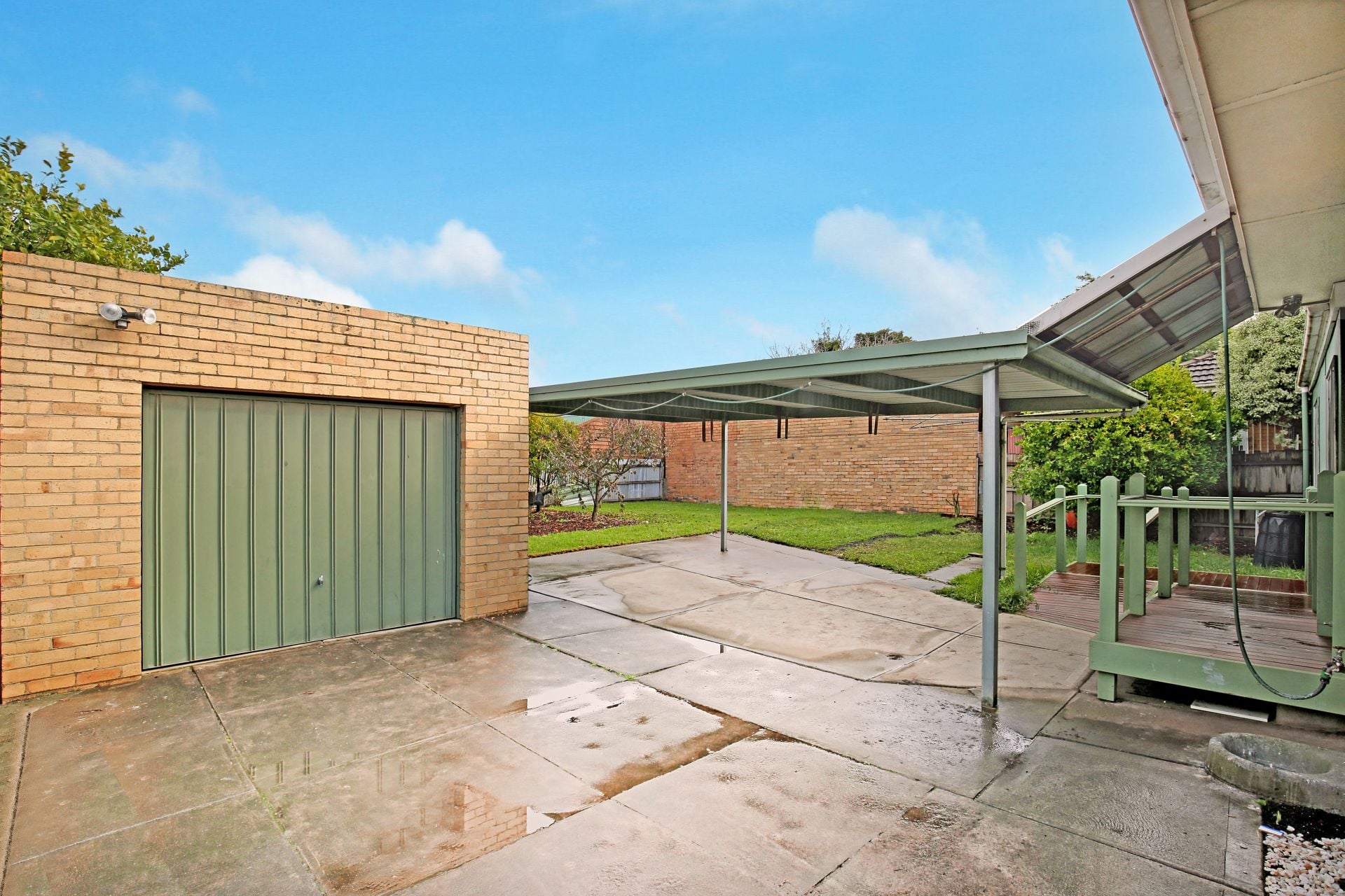 UNDER OFFER!!!!