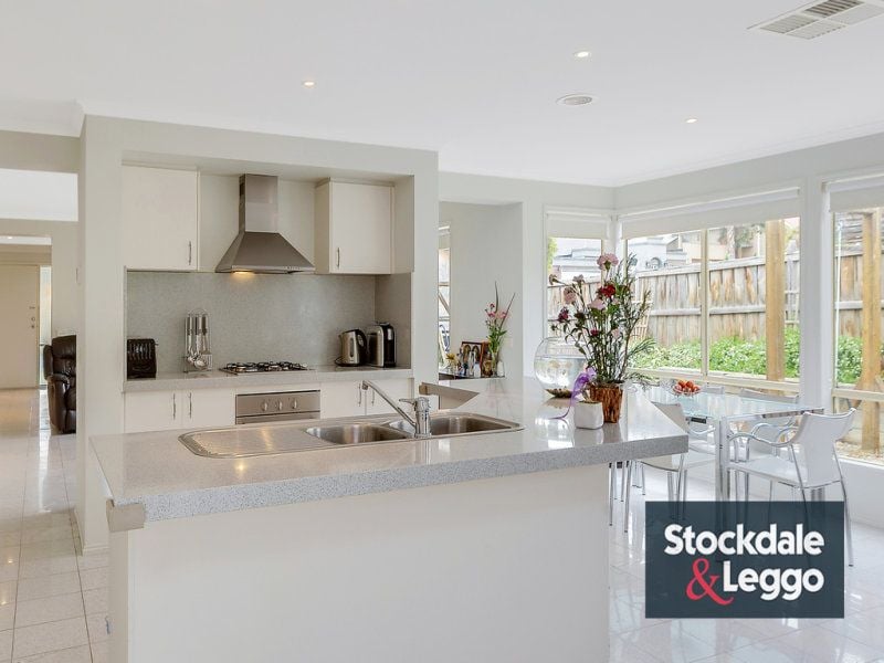 13 Strathoon Crescent SOUTH MORANG, South Morang - Thumbnail 4