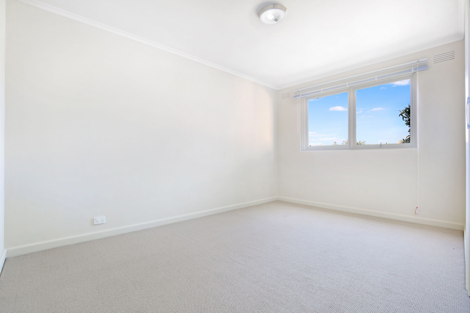 ***** Ground Level low maintenance apartment***