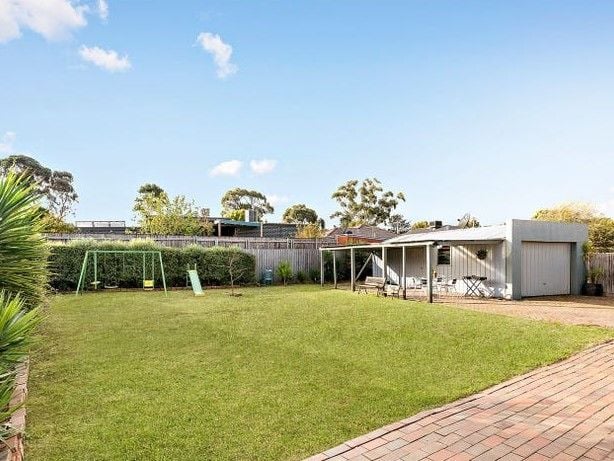 LOCATED IN CENTRAL THOMASTOWN-