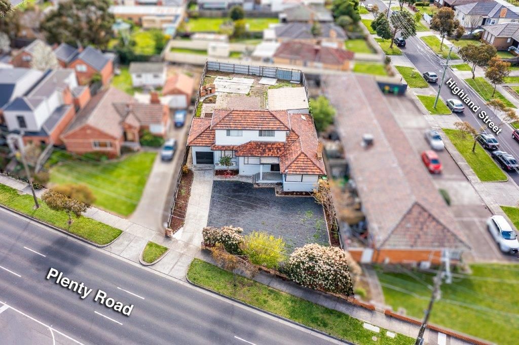 Renovated 6 bedroom home and Bungalow ! The space and options are endless! Ready for Lease!!