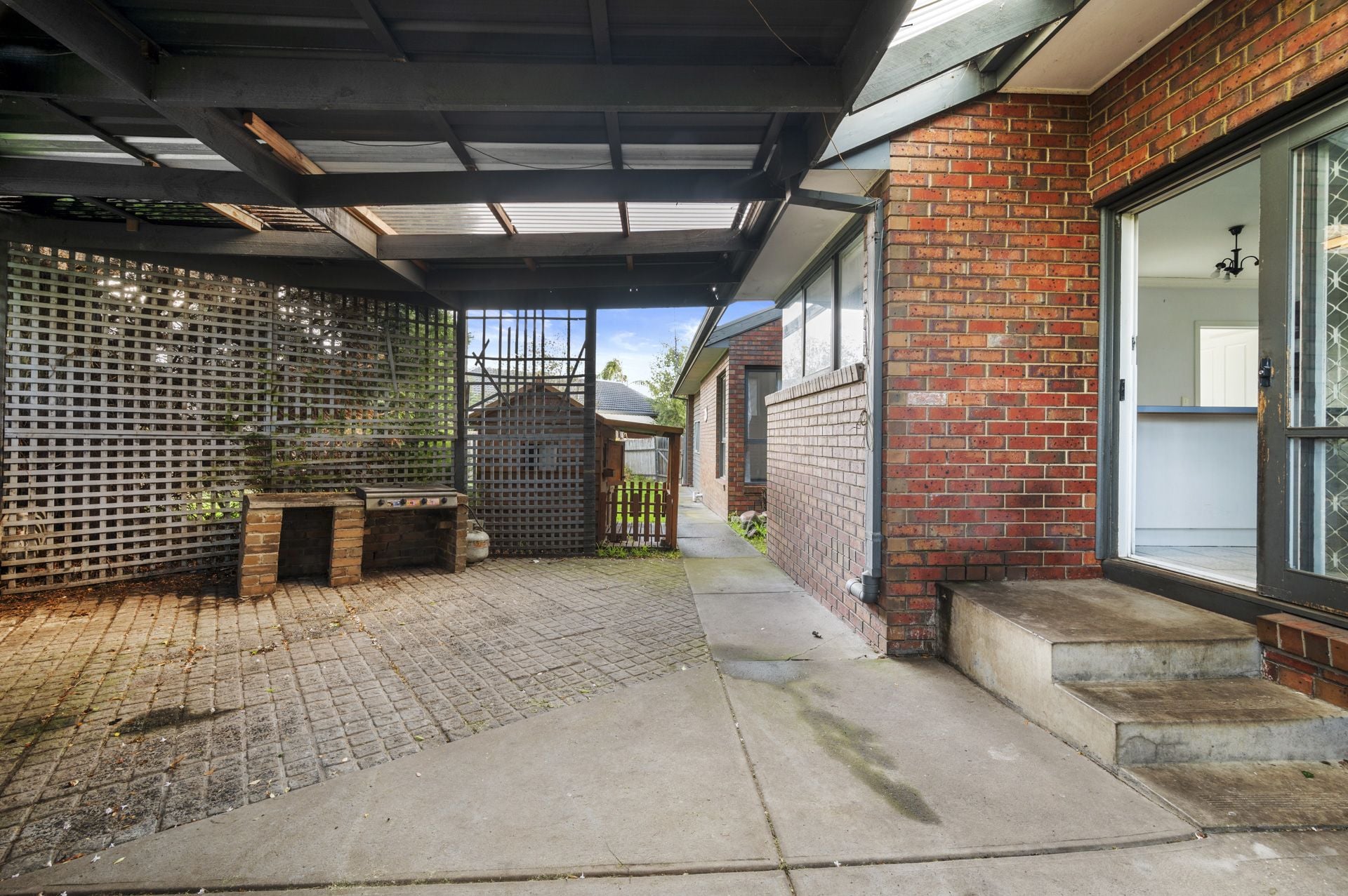 PERFECT FIRST HOME OR INVESTMENT - GREAT  LOCATION