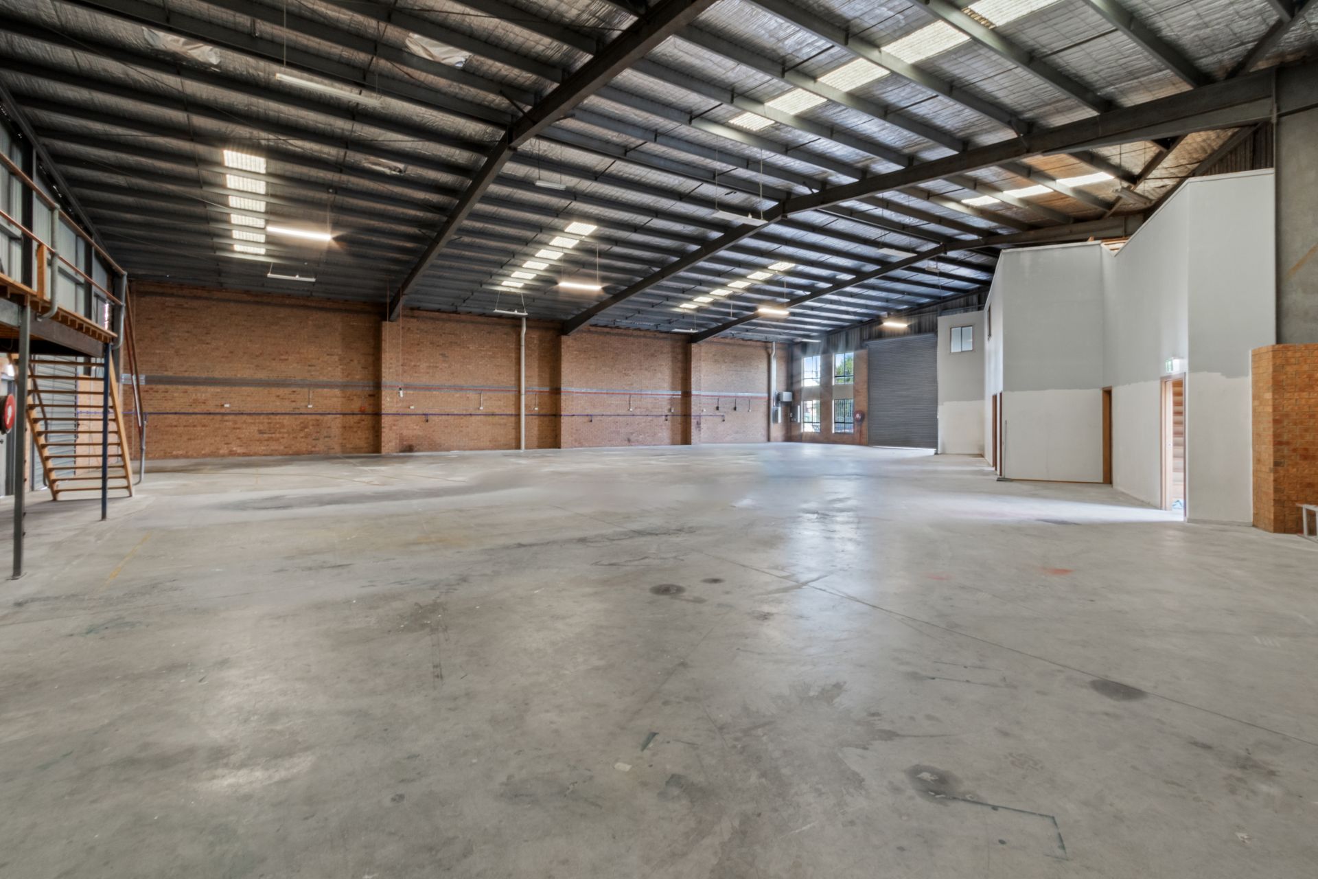 WAREHOUSE with HARDSTAND
