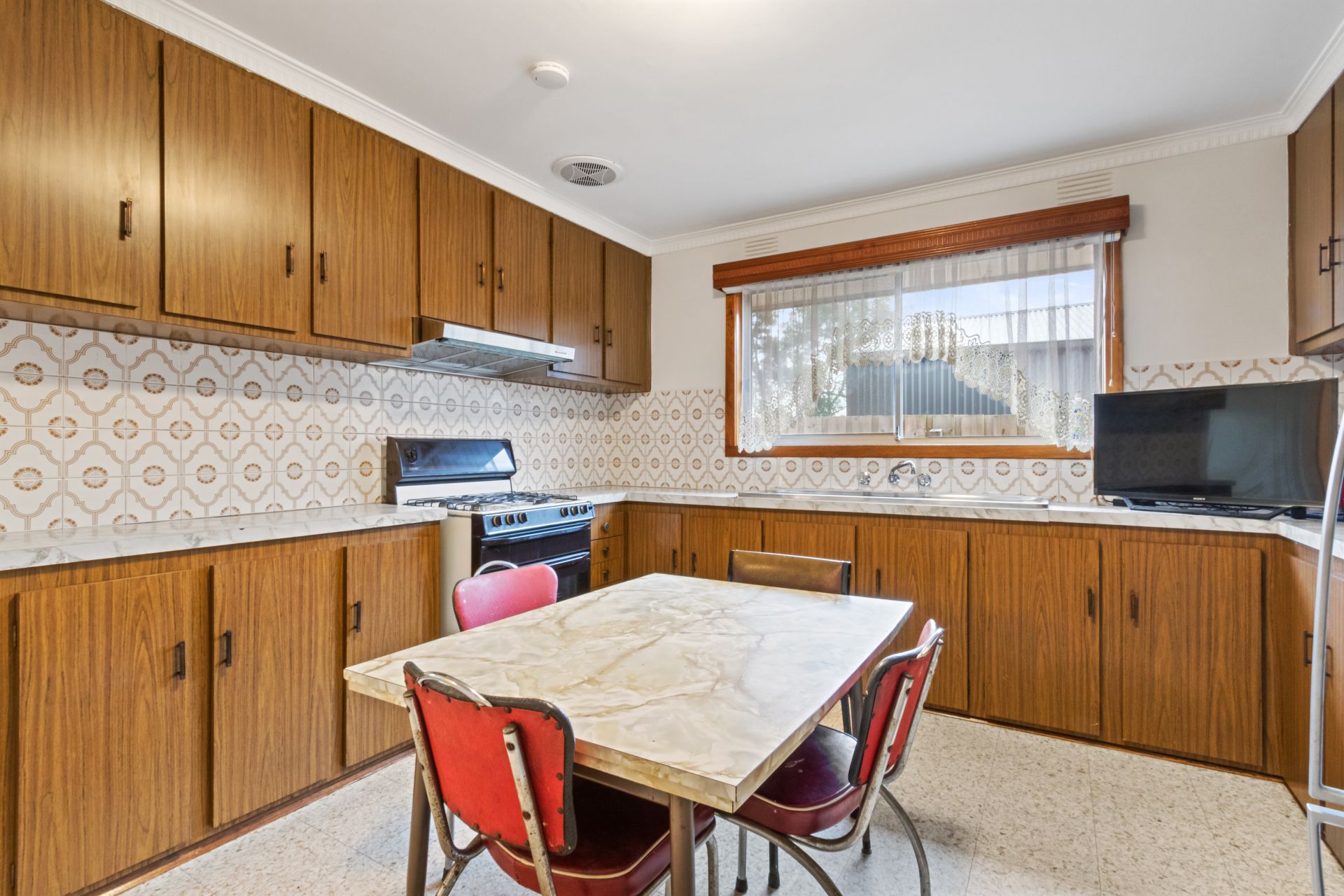 Charming 3-Bedroom home plus Bungalow!