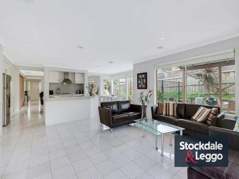13 Strathoon Crescent SOUTH MORANG, South Morang - Thumbnail 6