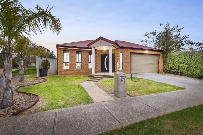 8 Parkside Close, Caroline Springs - Thumbnail 2