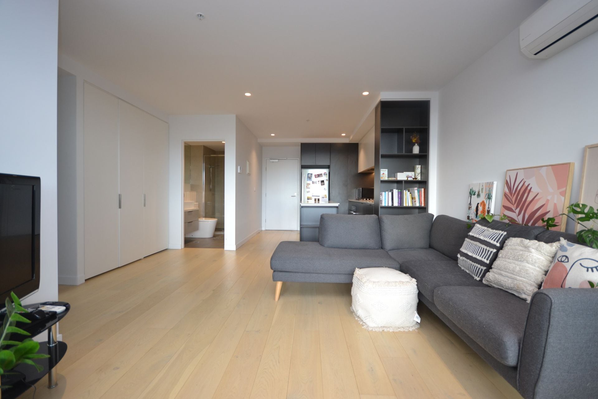 STYLISH APARTMENT LIVING IN A VIBRANT LIFESTYLE SETTING
AVAILABLE WITH OR WITHOUT FURNITURE