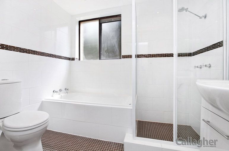 Renovated 2 Bedroom steps to Waterfront Parks