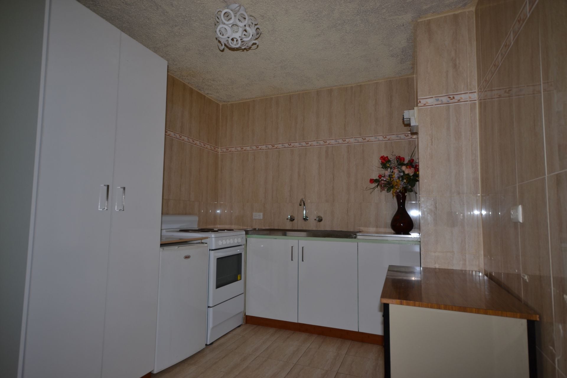 WALKING DISTANCE TO HIGH STREET!