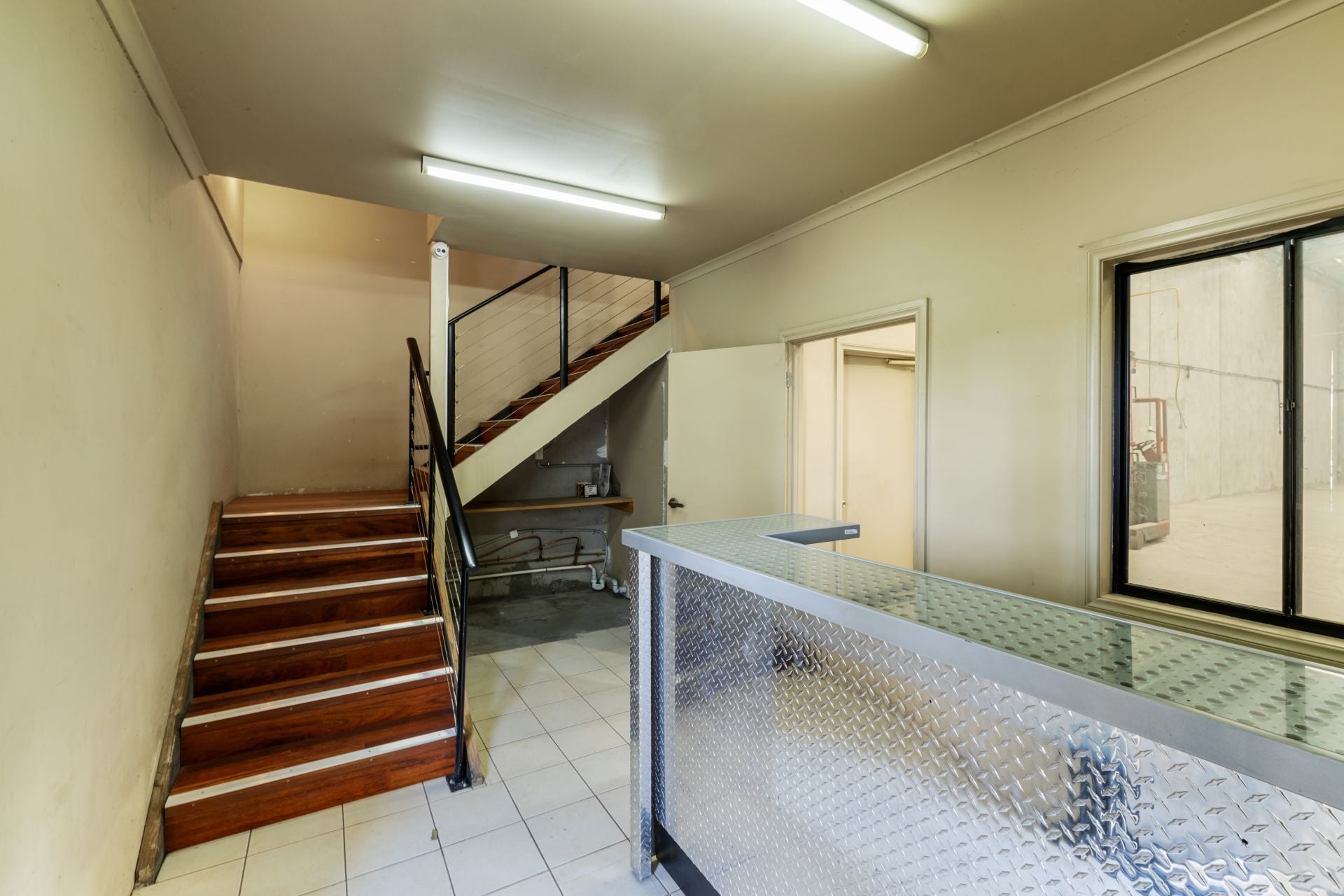 STAND -ALONE WAREHOUSE