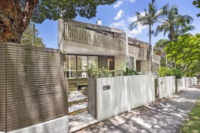 Street frontage townhouse, footsteps to Brennan Park