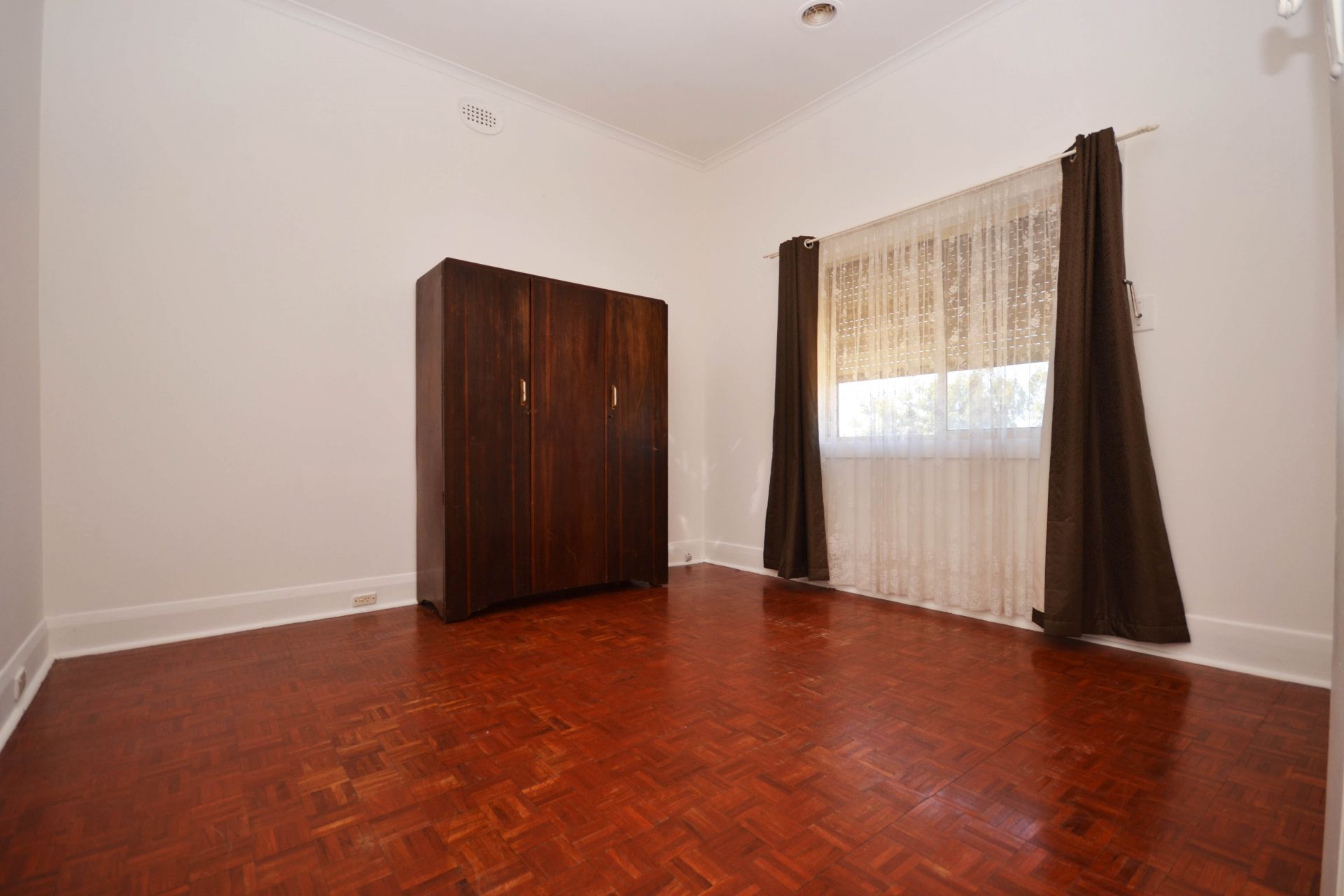 WELL PRESENTED AND CENTRALLY LOCATED