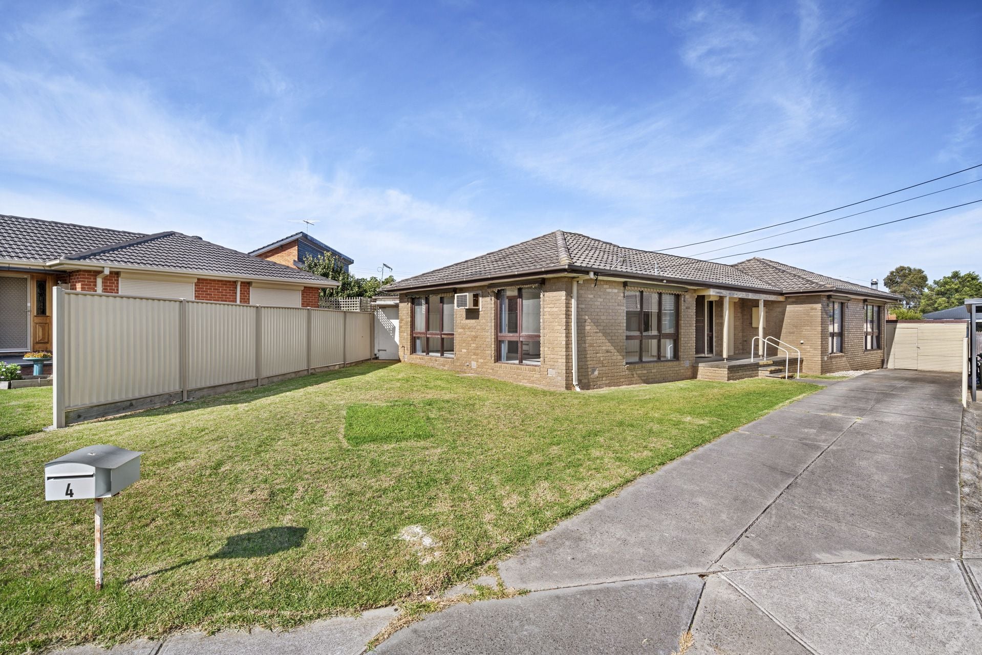 SUBSTANTIAL 4 BEDROOM FAMILY HOME - 646m2