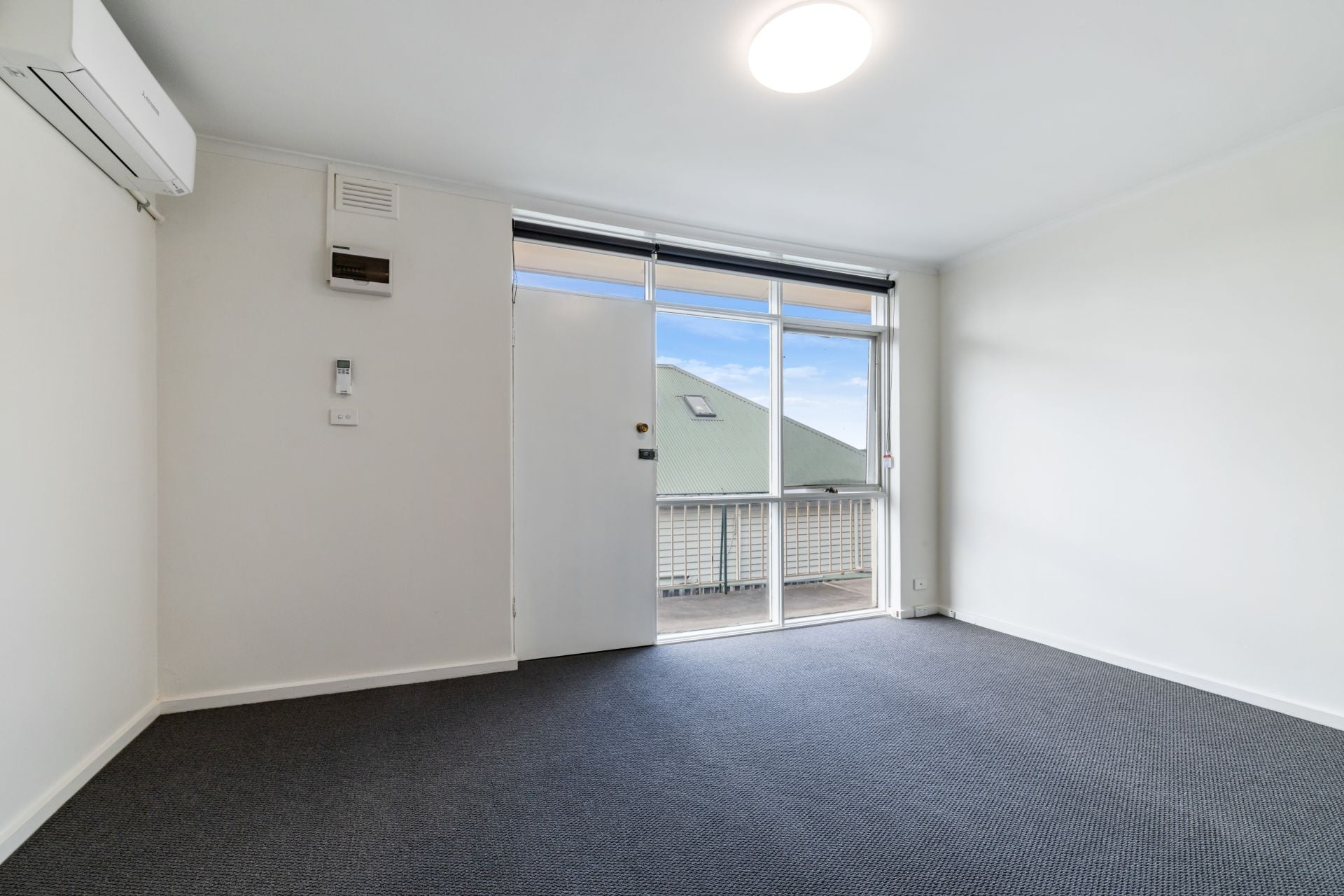 Excellent Location Close to High Street Trams & Shops!