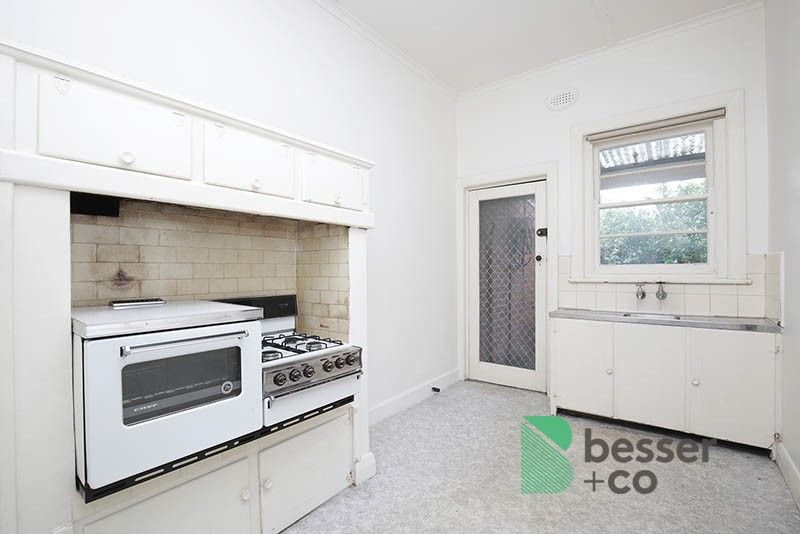 8 Furneaux Grove, St Kilda East - Thumbnail 4