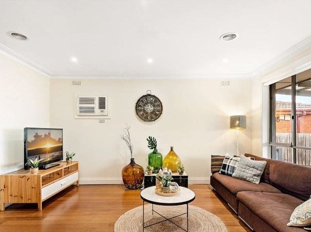 LOCATED IN CENTRAL THOMASTOWN-