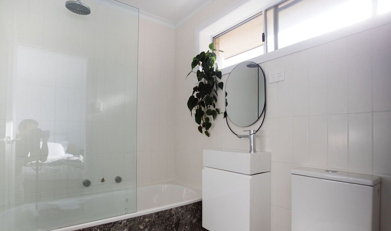 Beautifully Renovated, Secure One Bedroom Apartment