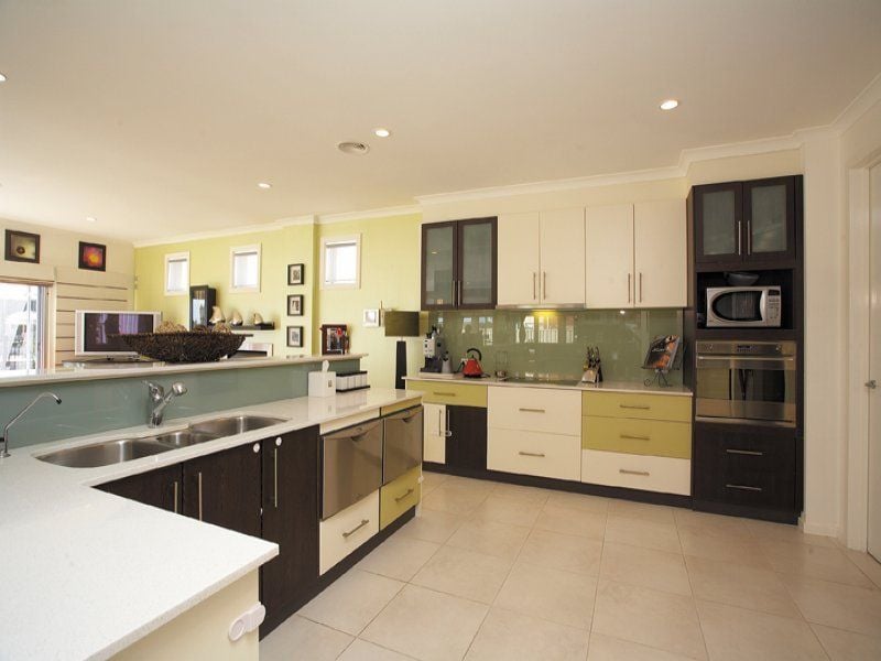 2 Waterford Close, Caroline Springs - Thumbnail 4