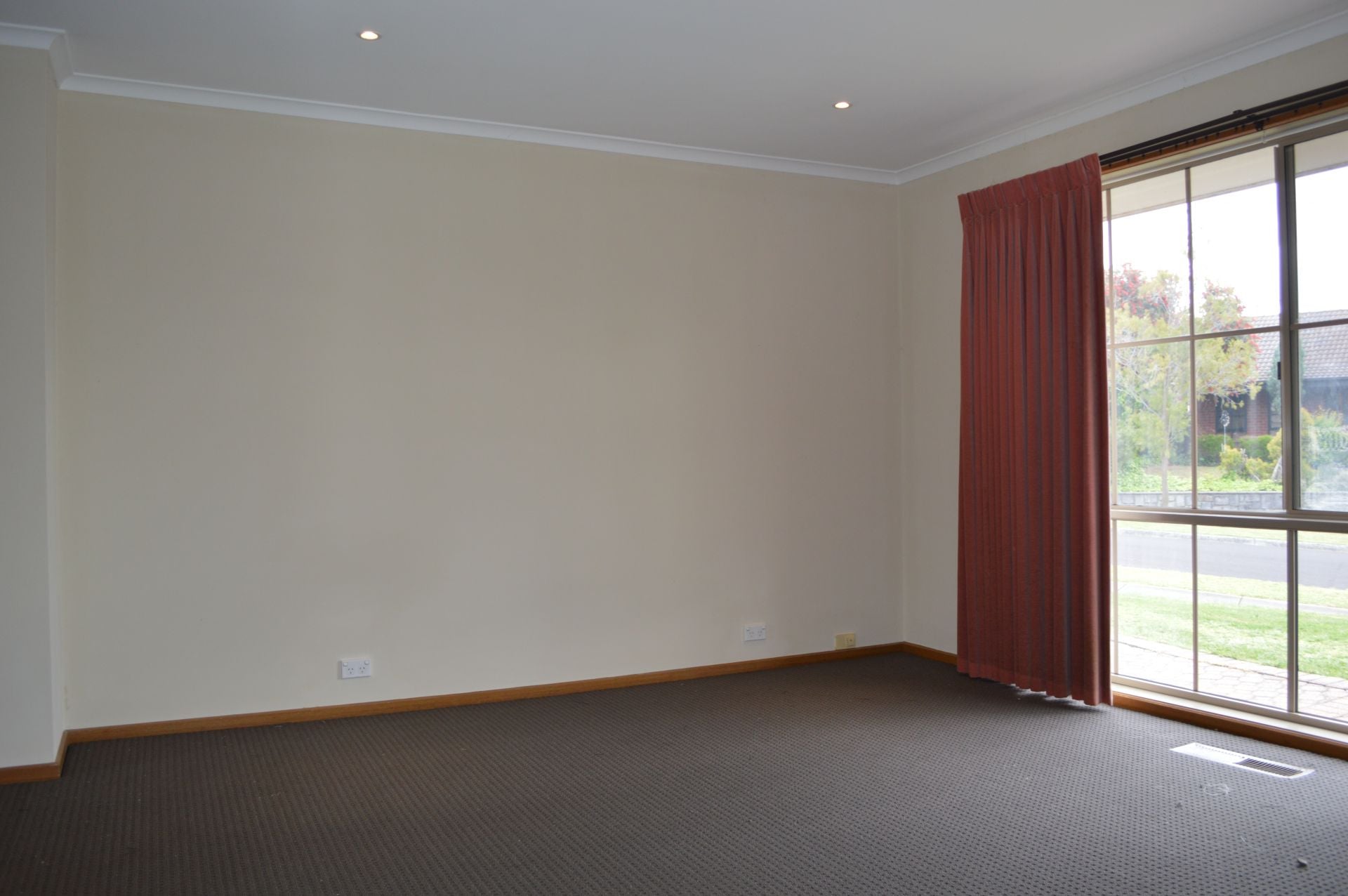 DESIRED MILL PARK LOCATION!   *Insp Thu 23rd Nov @ 4:40pm*