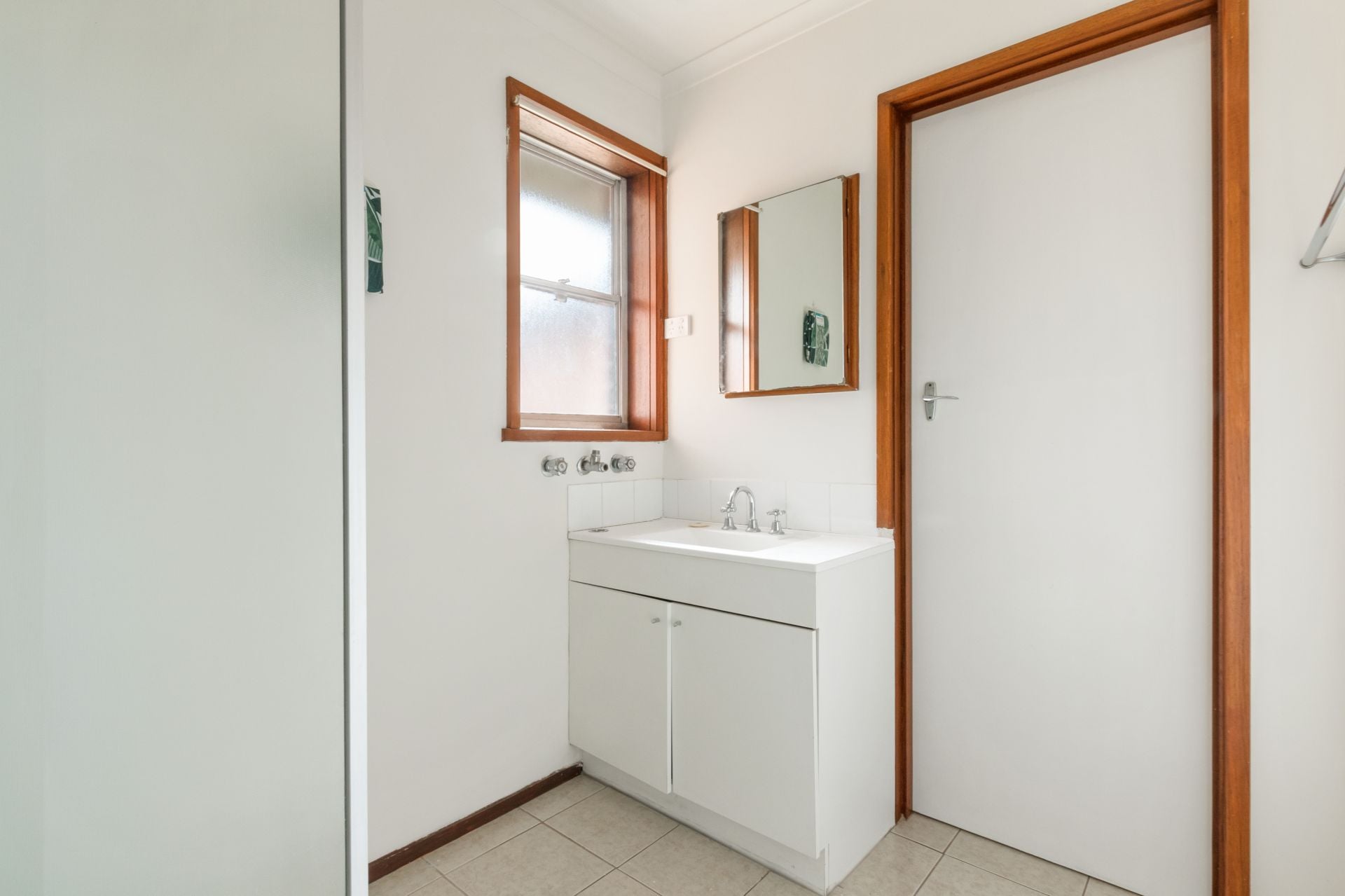 LOCATED IN QUIET STREET!