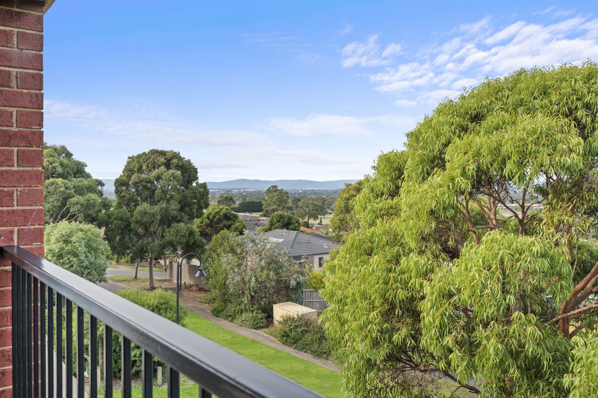 INSTANTLY IMPRESSIVE FAMILY LIVING ** SIX MONTH LEASE **