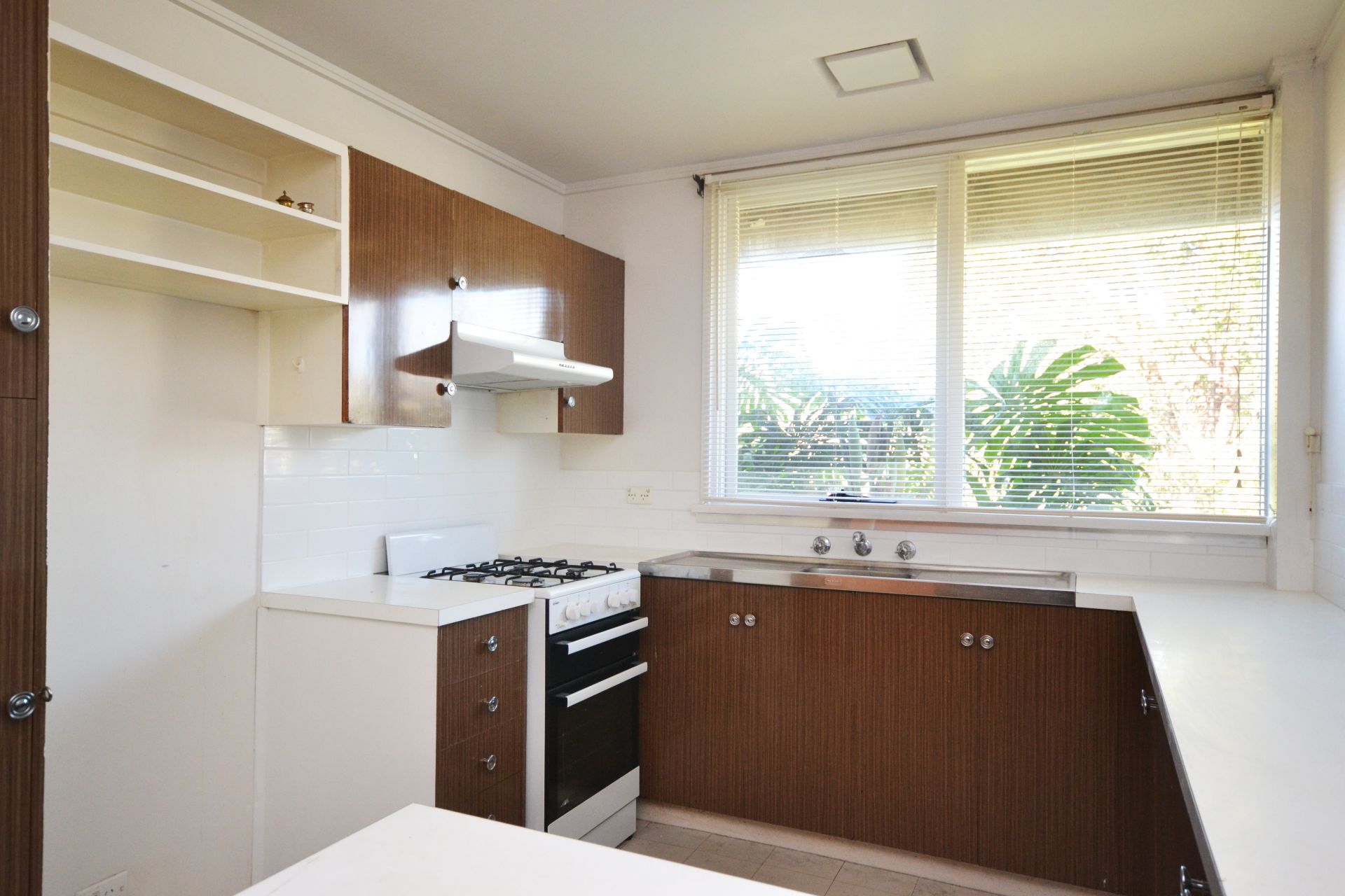 IMMACULATELY PRESENTED AND PERFECTLY SITUATED