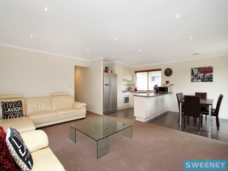 11 Holcolme Street, Caroline Springs - Thumbnail 5