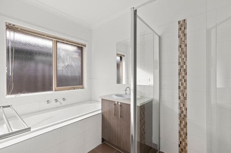 9 Atarhi Parade, Lalor