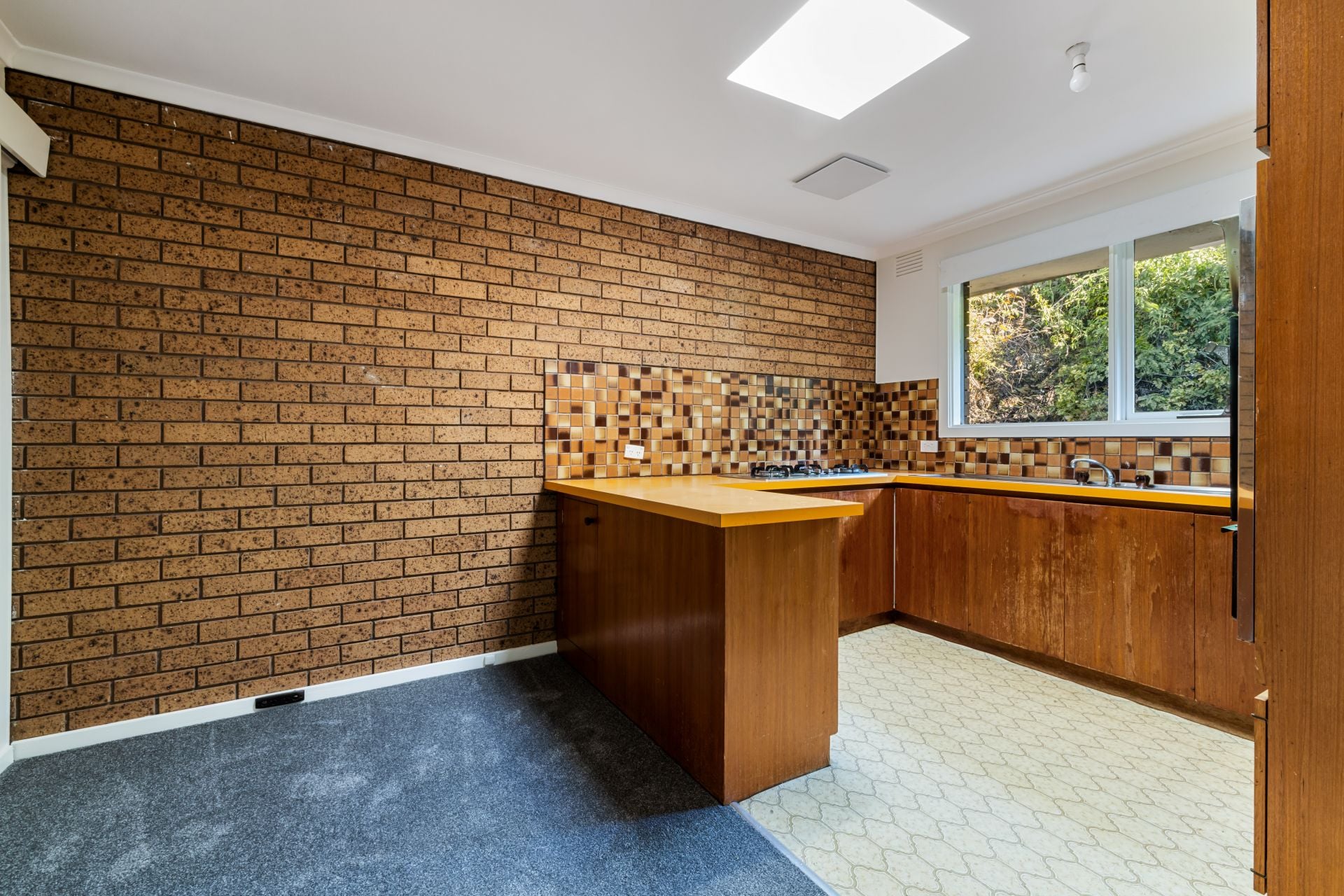 Light-Filled & Spacious 2-Bedroom Unit in Prime Rosanna Location!