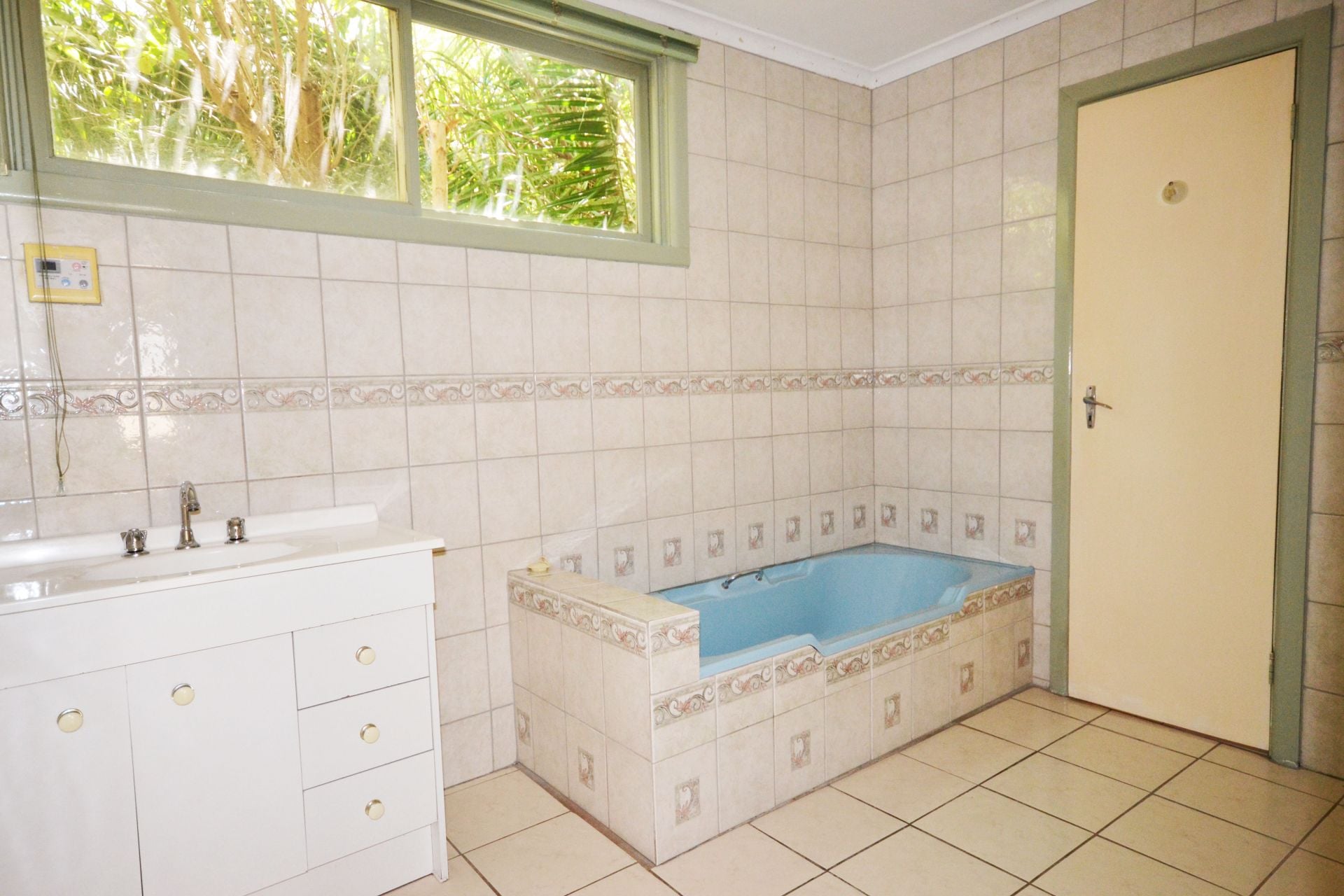 A CLASSIC HOME IN A FABULOUS LOCATION