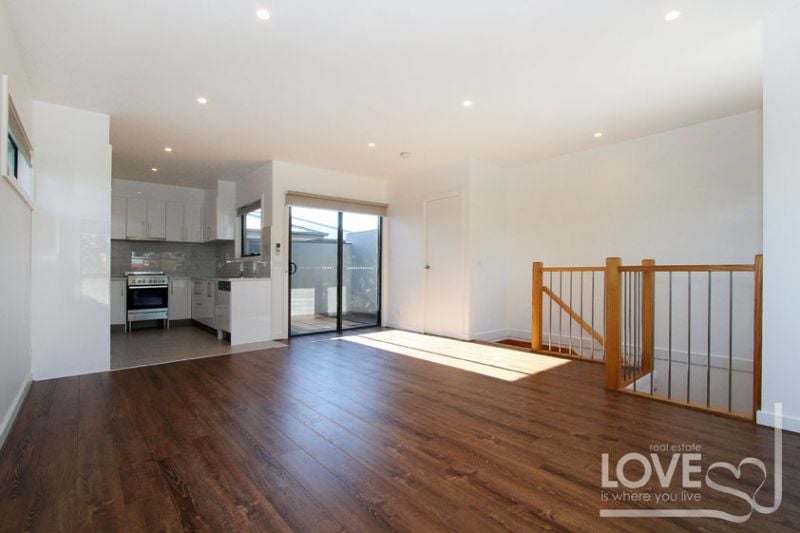 2/14 Croft Crescent, Reservoir