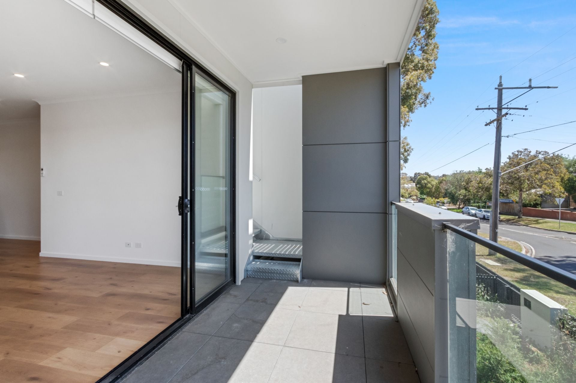 Near New Townhouse with Rooftop Terrace