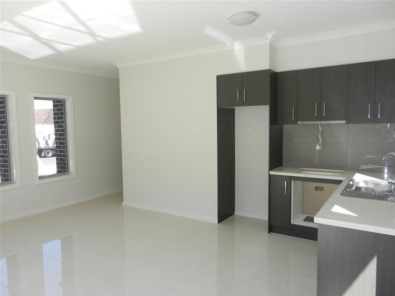 2/4 Leamington Street, Reservoir