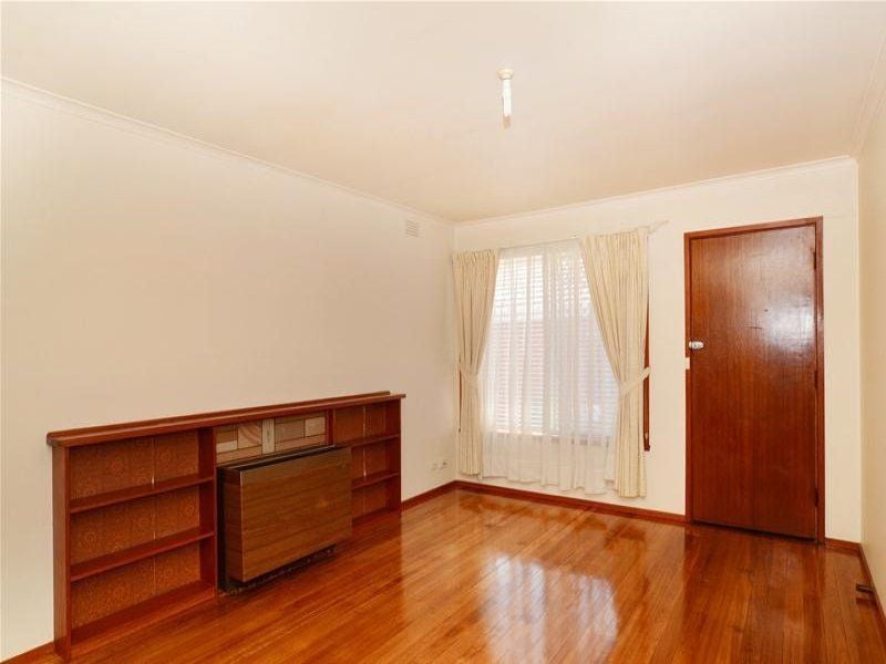 4/17 Lake Street, Reservoir