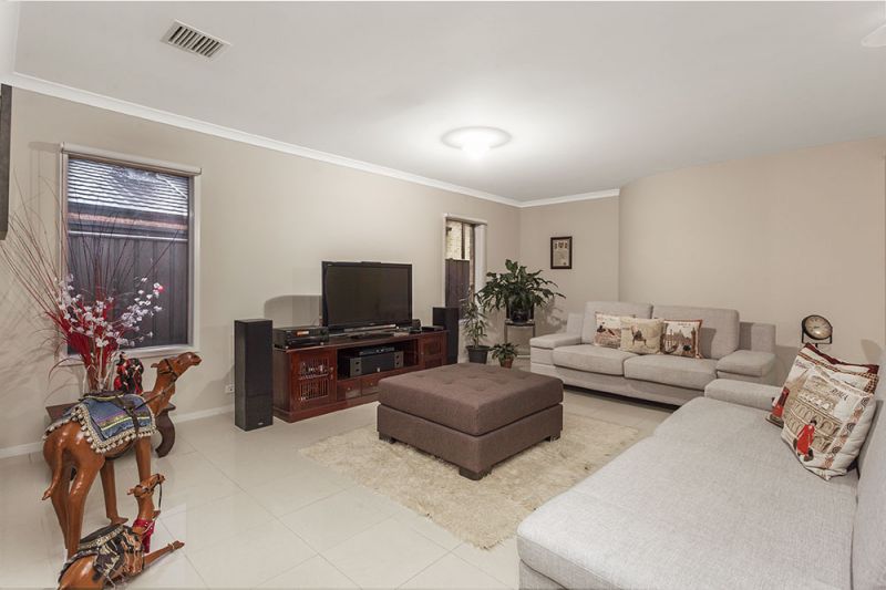 17 Hawkstowe Parade, South Morang - Thumbnail 2