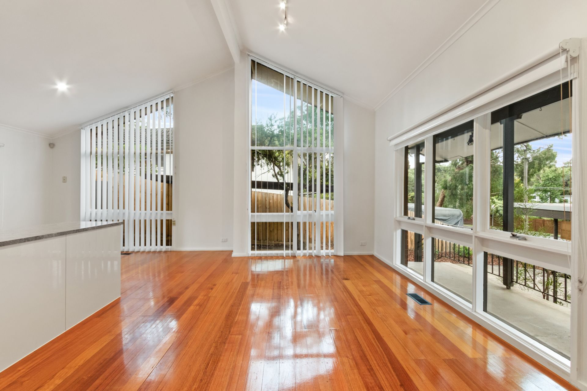Stunning Renovated 3-Bedroom House with Bungalow in Montmorency