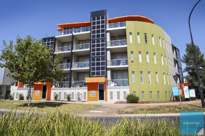 4/2 The Esplanade, Caroline Springs - Thumbnail 2