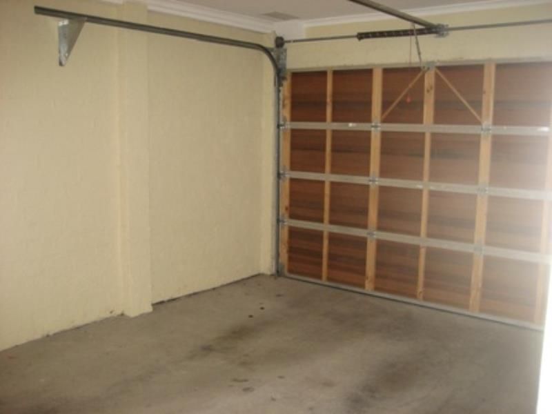 Spacious Contemporary Townhouse in Ivanhoe!