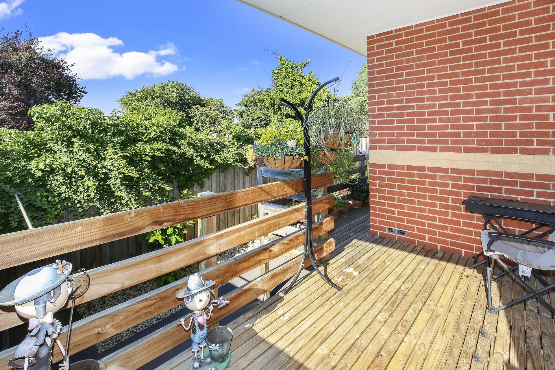 Modern Unit, Great Location, Minutes to all...