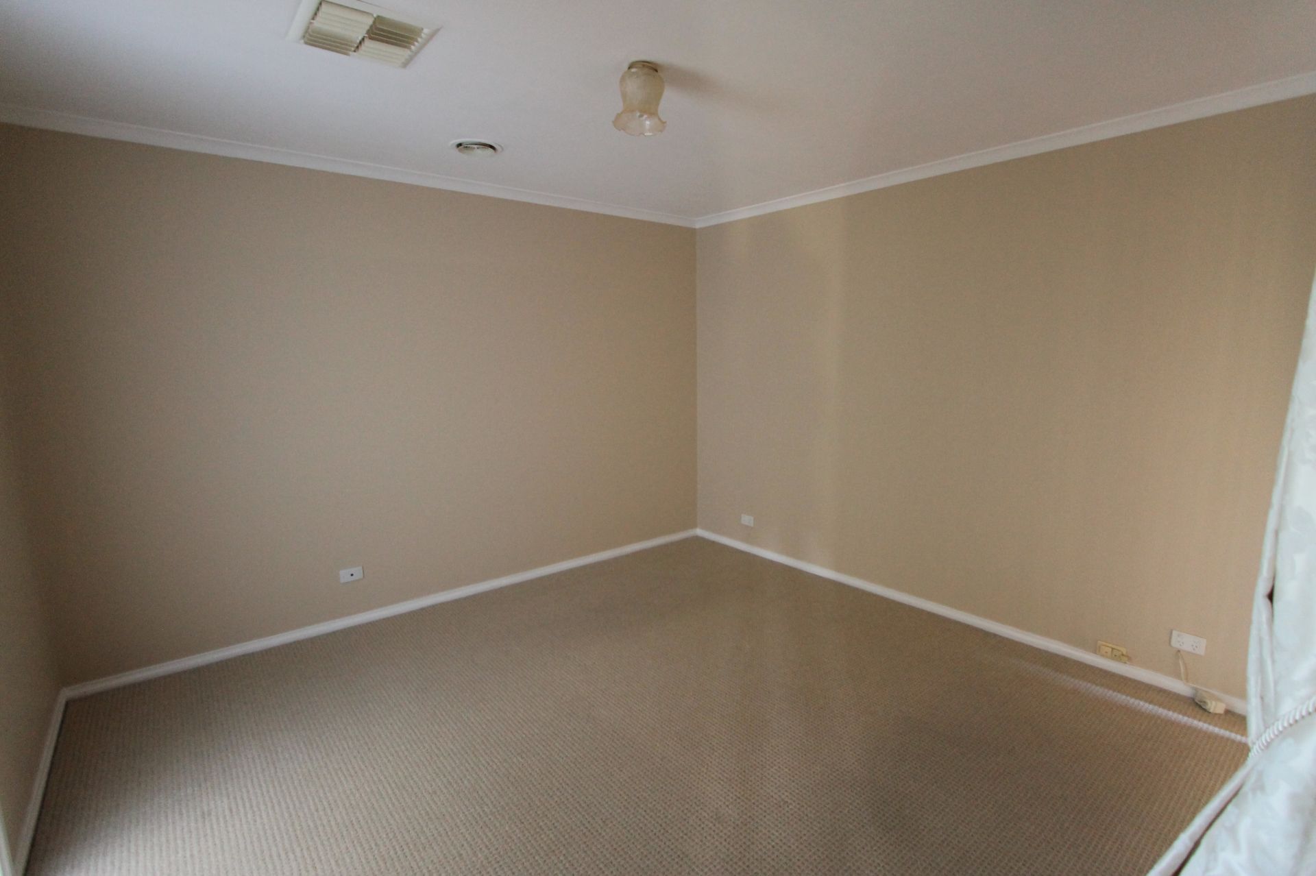 Spacious Home In Quiet Court Location