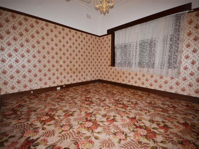 ORIGINAL HOME IN A GREAT LOCATION