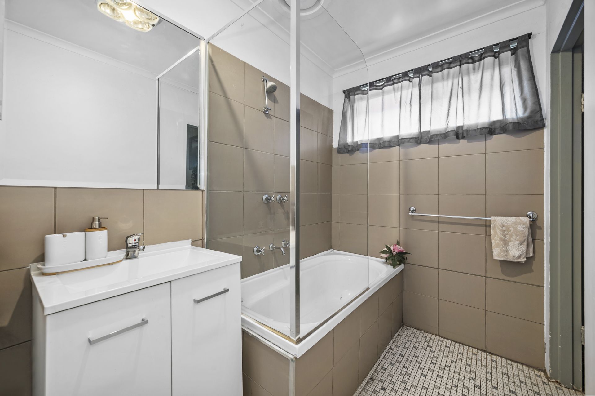 AFFORDABLE START - WALK TO GOWRIE TRAIN STATION $