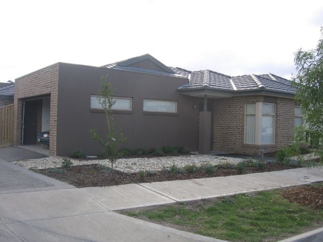 IDEAL FAMILY HOME CLOSE TO AURORA VILLAGE