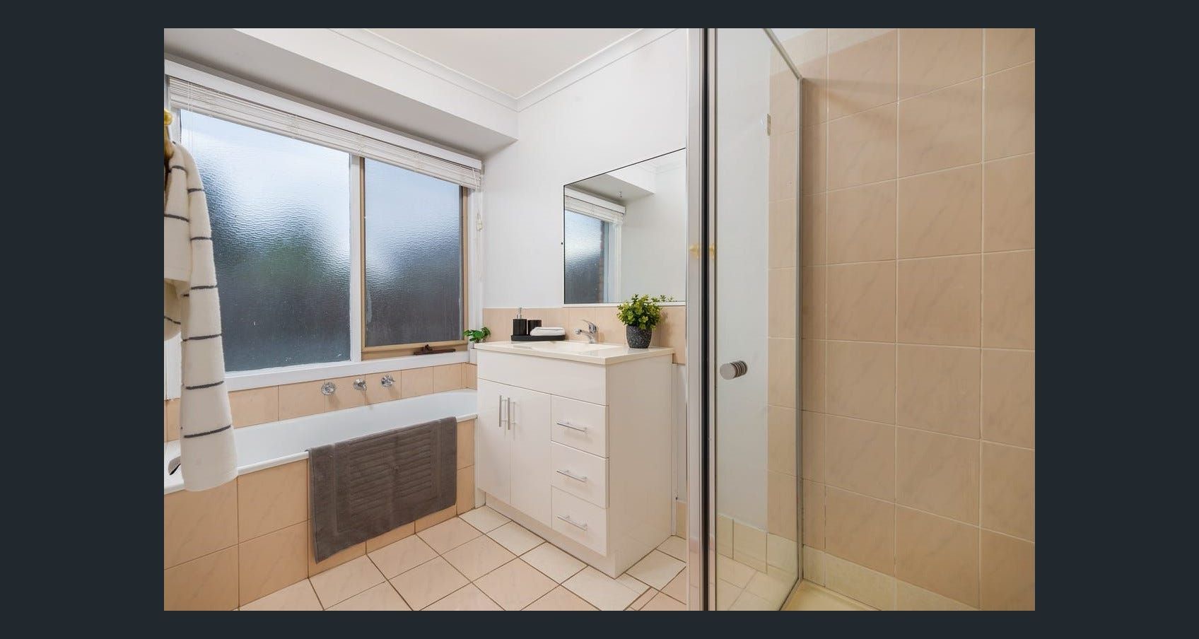 Spacious Unit In Prime Location!