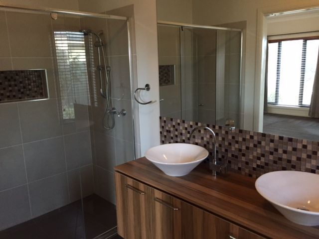 SPACIOUS 4 BEDROOM HOME -  WALK TO SCHOOLS & SHOPS