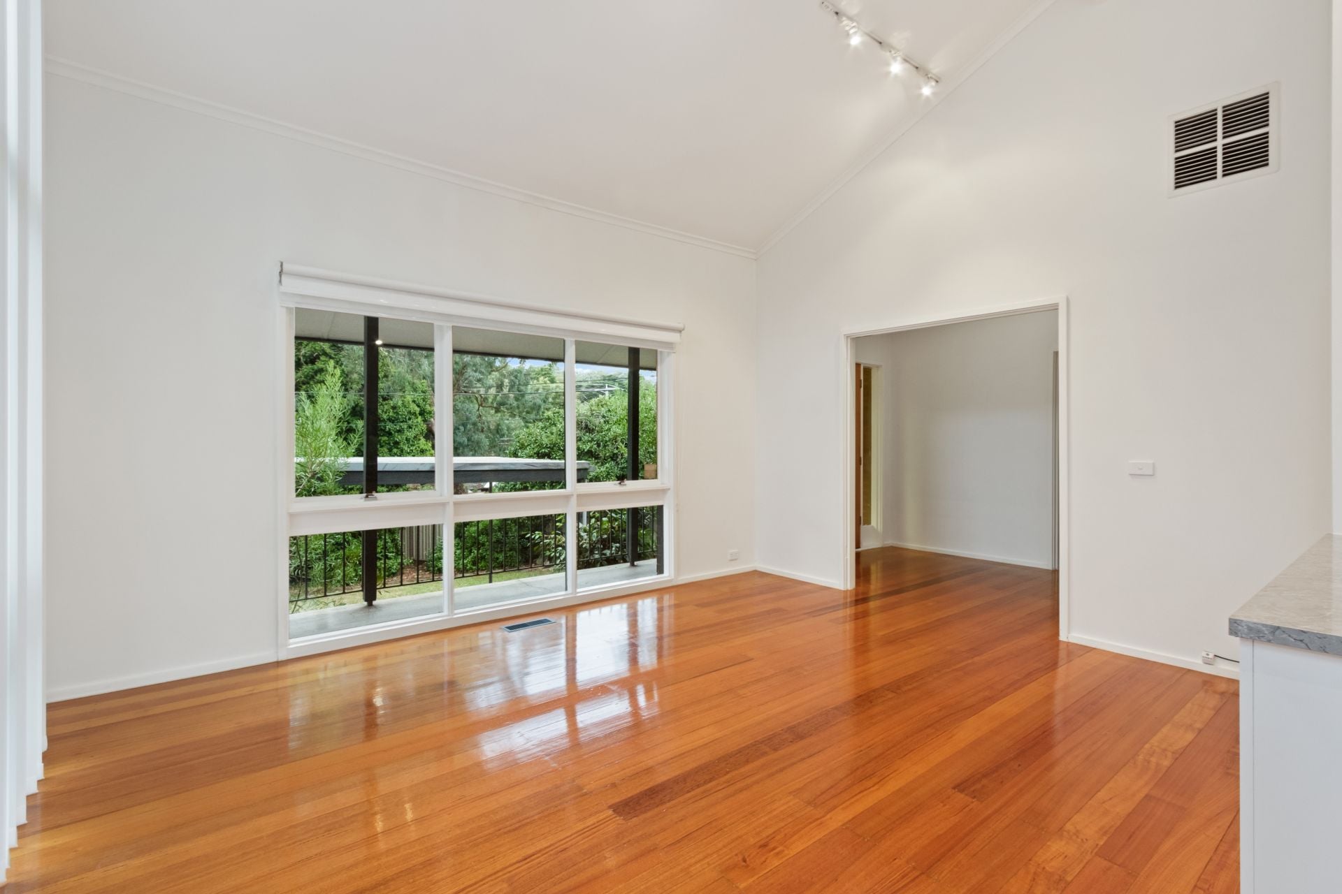 Stunning Renovated 3-Bedroom House with Bungalow in Montmorency