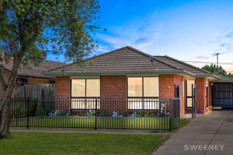 Inviting Family Spaces In A Lifestyle Location!